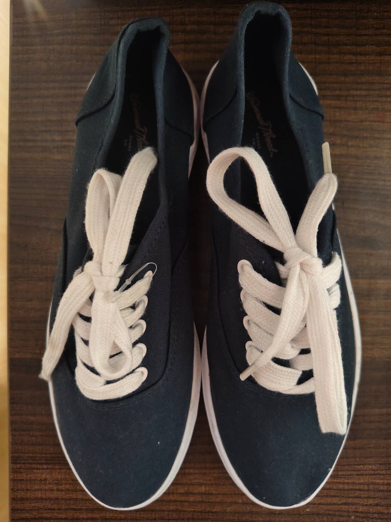 Universal Thread navy blue canvas sneakers with white laces size US 5